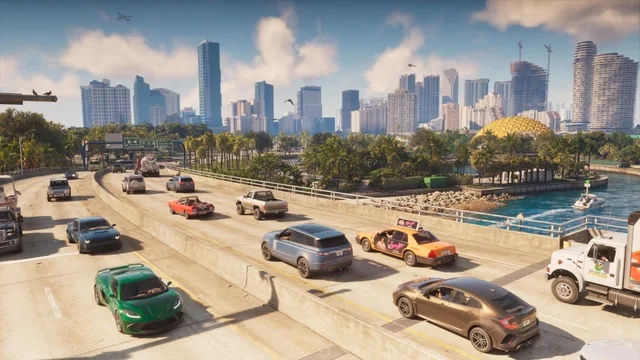 Autos auf einer Hochstraße vor der Skyline von Vice City
