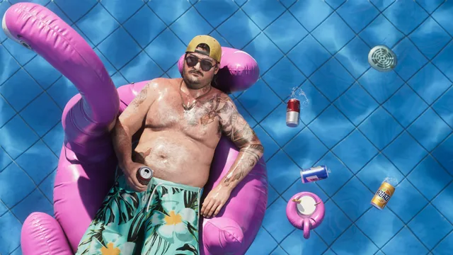 Cal liegt auf einem Flamingo-Schwimmring in einem Pool voller Dosen