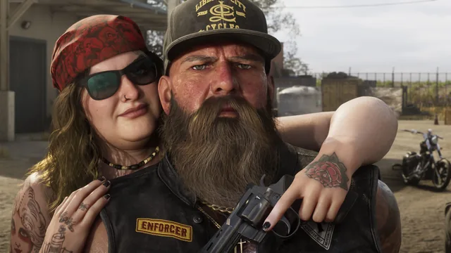 Ein Biker-Paar, sie zeigt eine Pistole