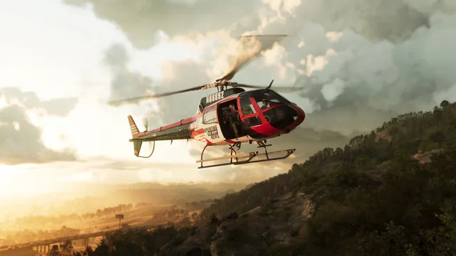Ein Nachrichtenhubschrauber über einem bewaldeten Bergrücken