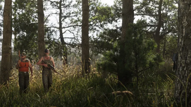 Zwei Jäger mit Gewehren im Wald