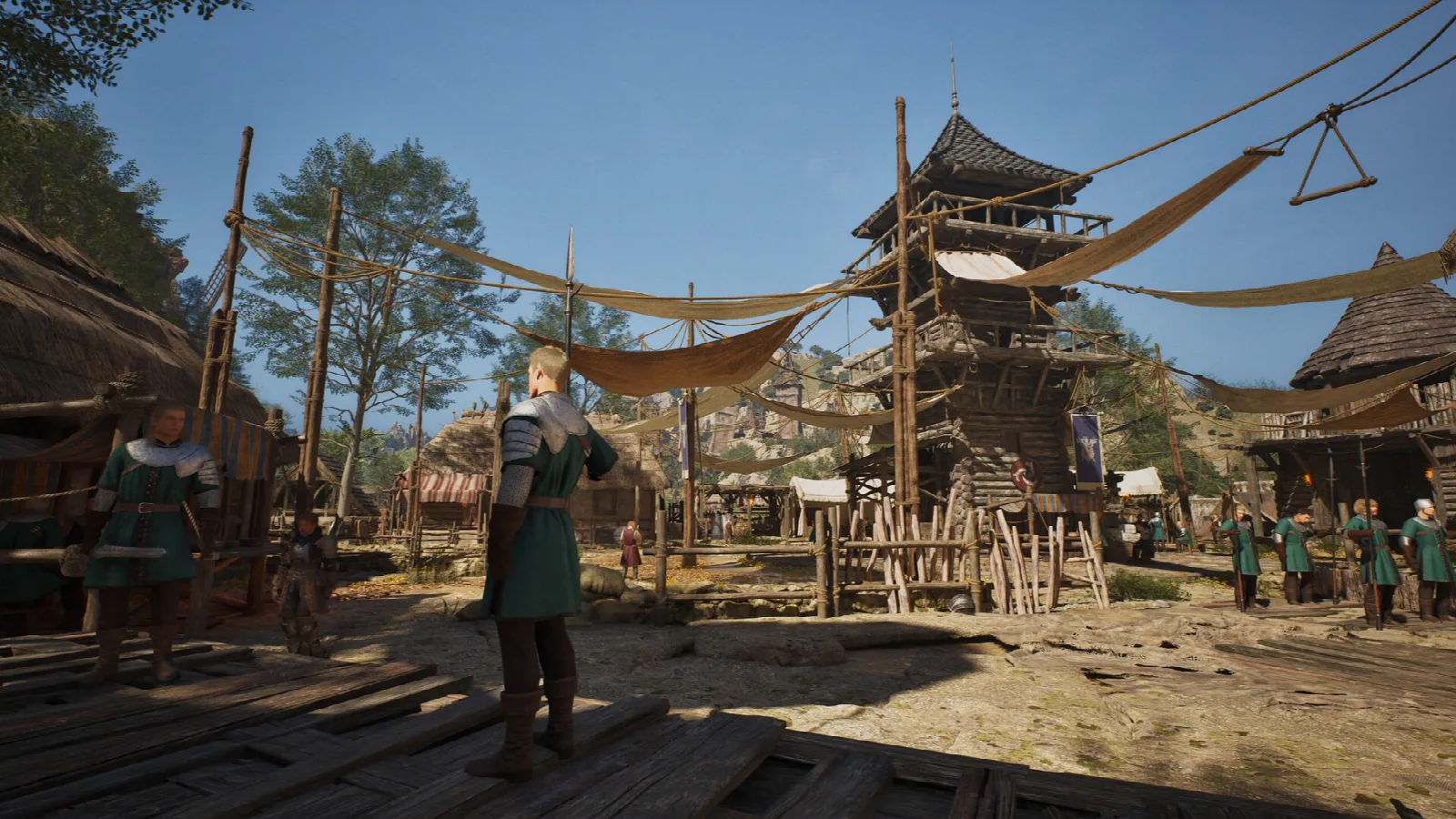 Siedlung mit Holzturm, Stoffplanen und Händlern auf einem Marktplatz in ArcheAge Chronicles