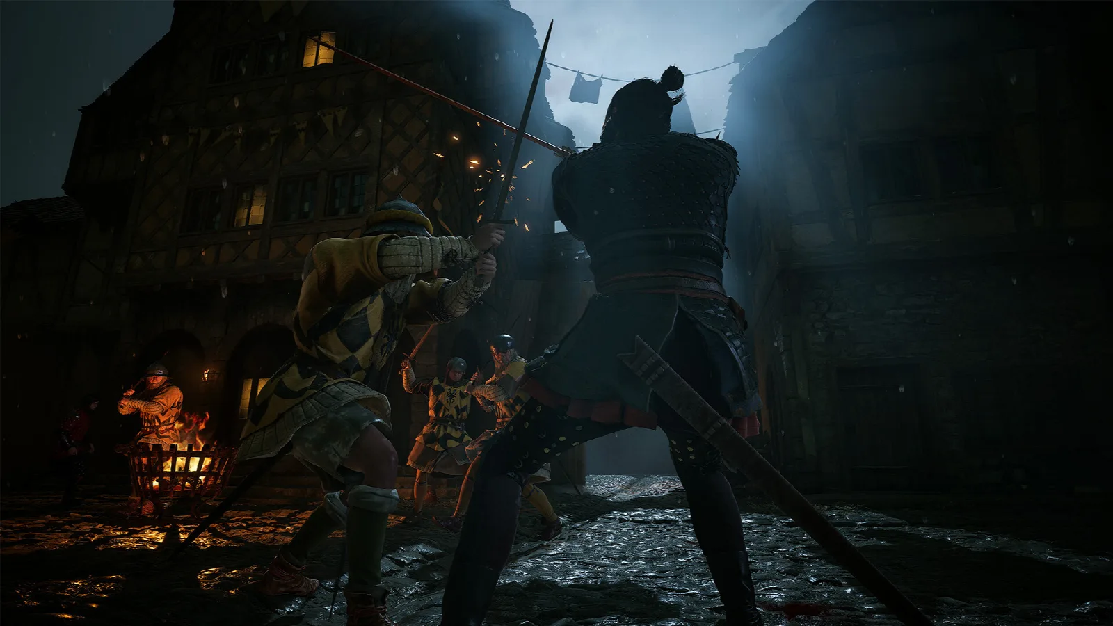 Nächtlicher Kampf in einer Stadt: Coen kreuzt in The Blood of Dawnwalker die Klinge mit mehreren Wachen